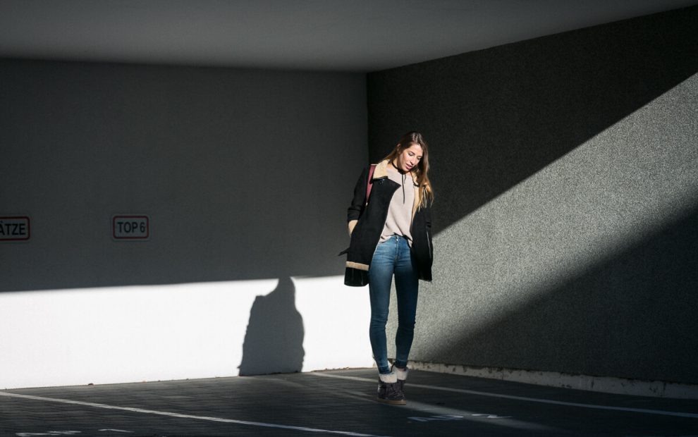 Outfit: Highwaist Jeans und Bikerjacke