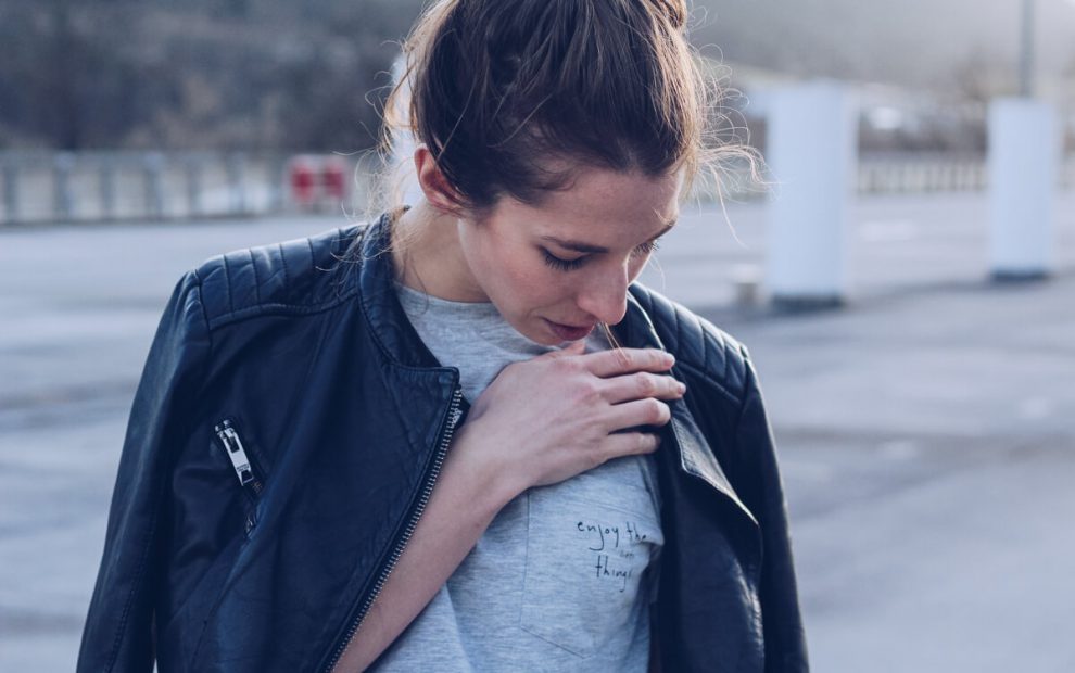 Outfit: Plissee Midi Rock, Bikerjacke und Zara Mules