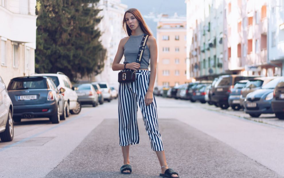 Outfit und Video: Streifen Culotte, Marc Jacobs Camera Bag und Plüsch Schlappen