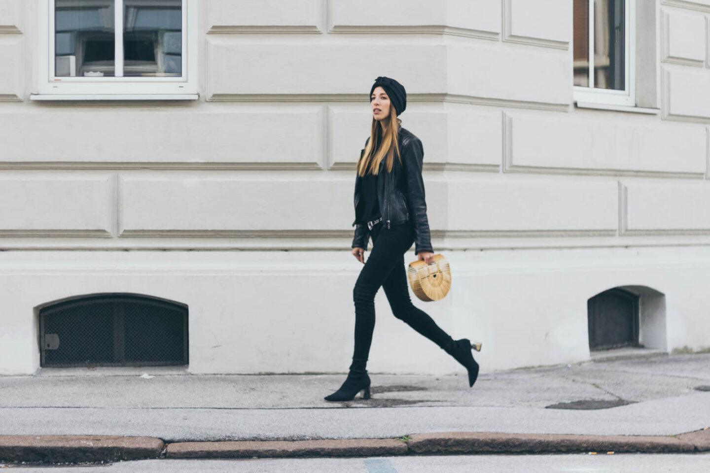 Outfit: Black Allover Look mit Sock Boots und schwarzem Turban