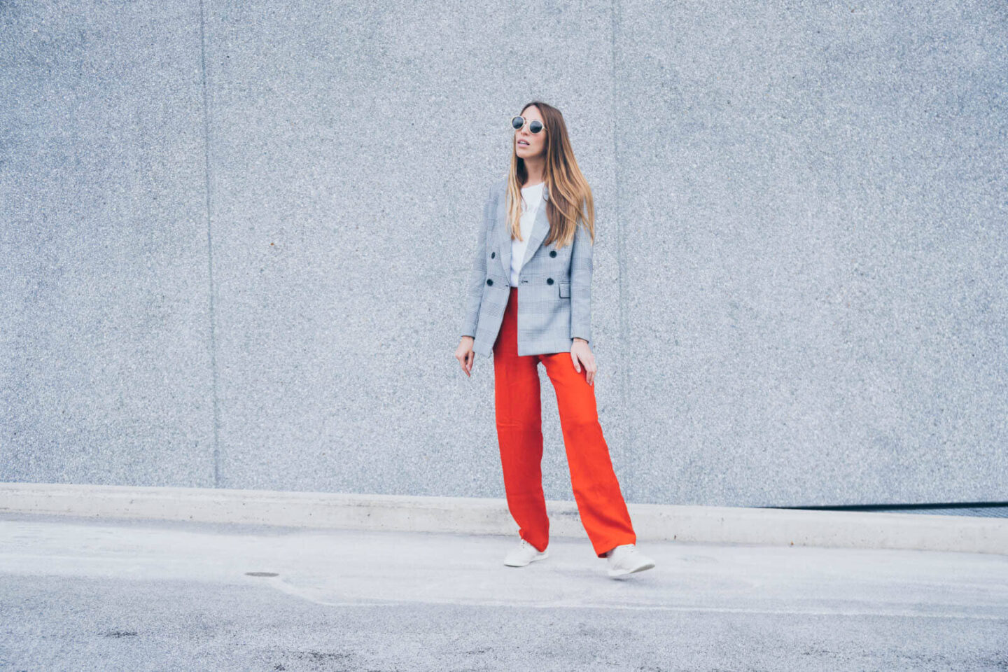 Outfit: Trendfarbe Rot und Glencheck Muster