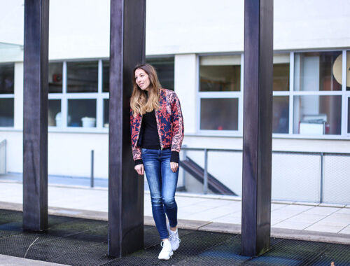 Liebreizend Study Look bunte Bomberjacke