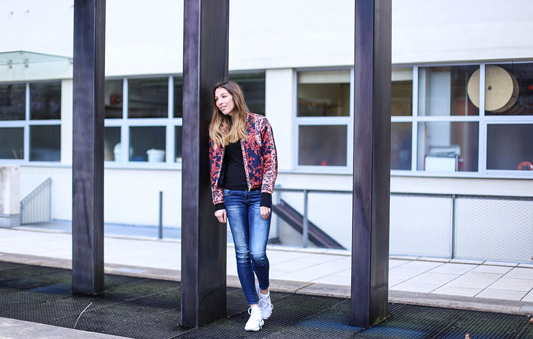 Liebreizend Study Look bunte Bomberjacke