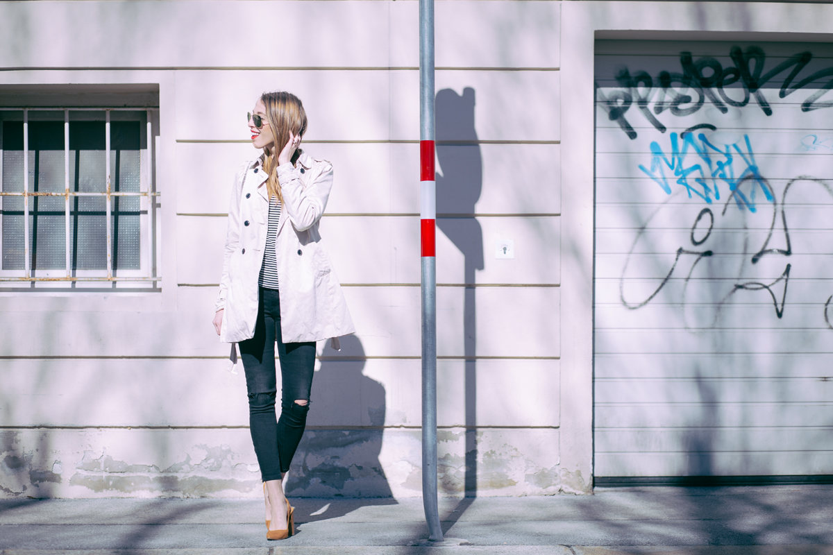 Liebreizend Fashionblog Outfit Trenchcoat-Streifenshirt parisienne Fruehling Innsbruck