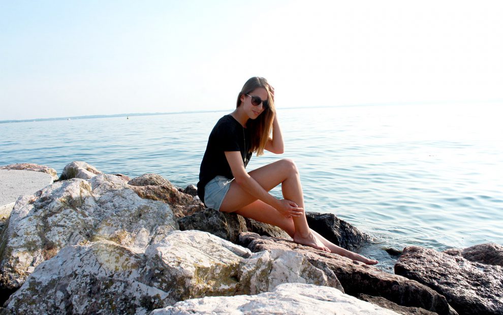 High Waist Denim Shorts und schwarzes T-Shirt, Gardasee, Sommer Outfit