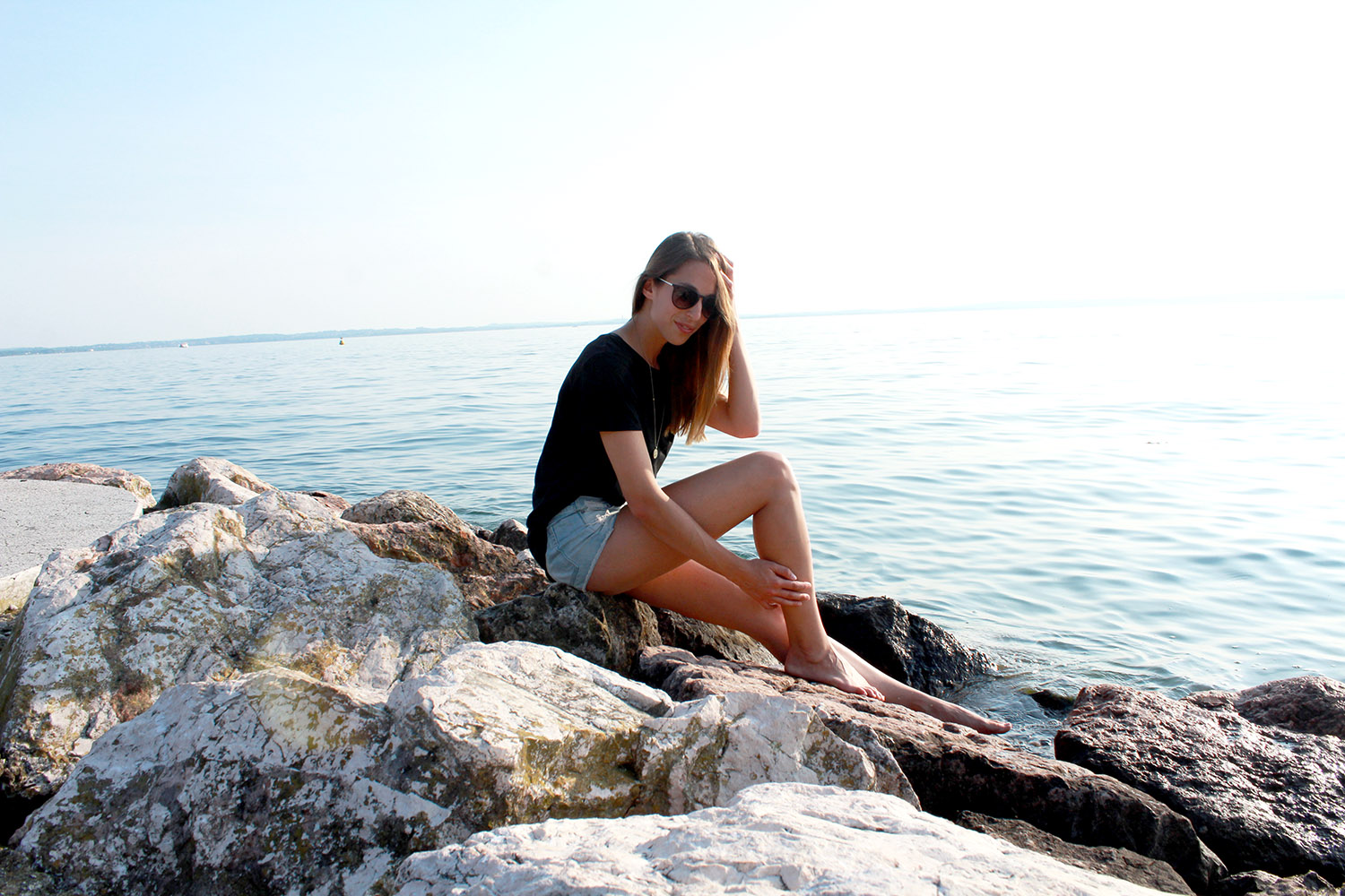 High Waist Denim Shorts und schwarzes T-Shirt, Gardasee, Sommer Outfit