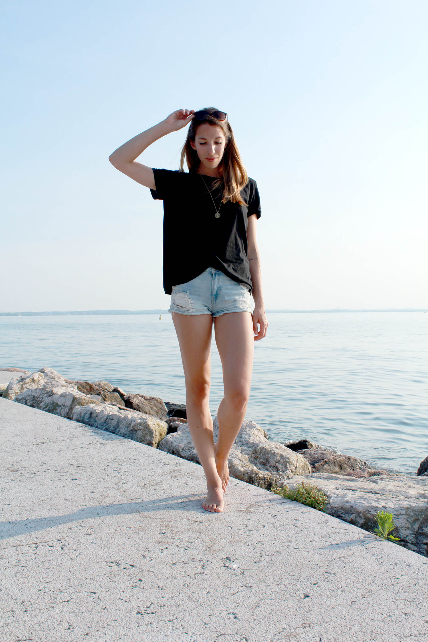 High Waist Denim Shorts und schwarzes T-Shirt, Gardasee, Sommer Outfit