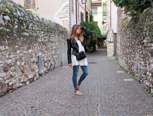 Weißes Boho Kleid mit Jeans kombinieren, Bikerjacke, Outfit Sommer, Golden Lane Bag