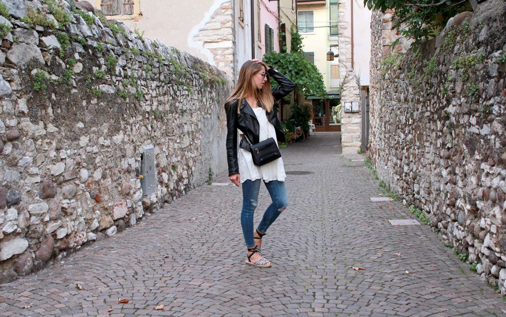Weißes Boho Kleid mit Jeans kombinieren, Bikerjacke, Outfit Sommer, Golden Lane Bag