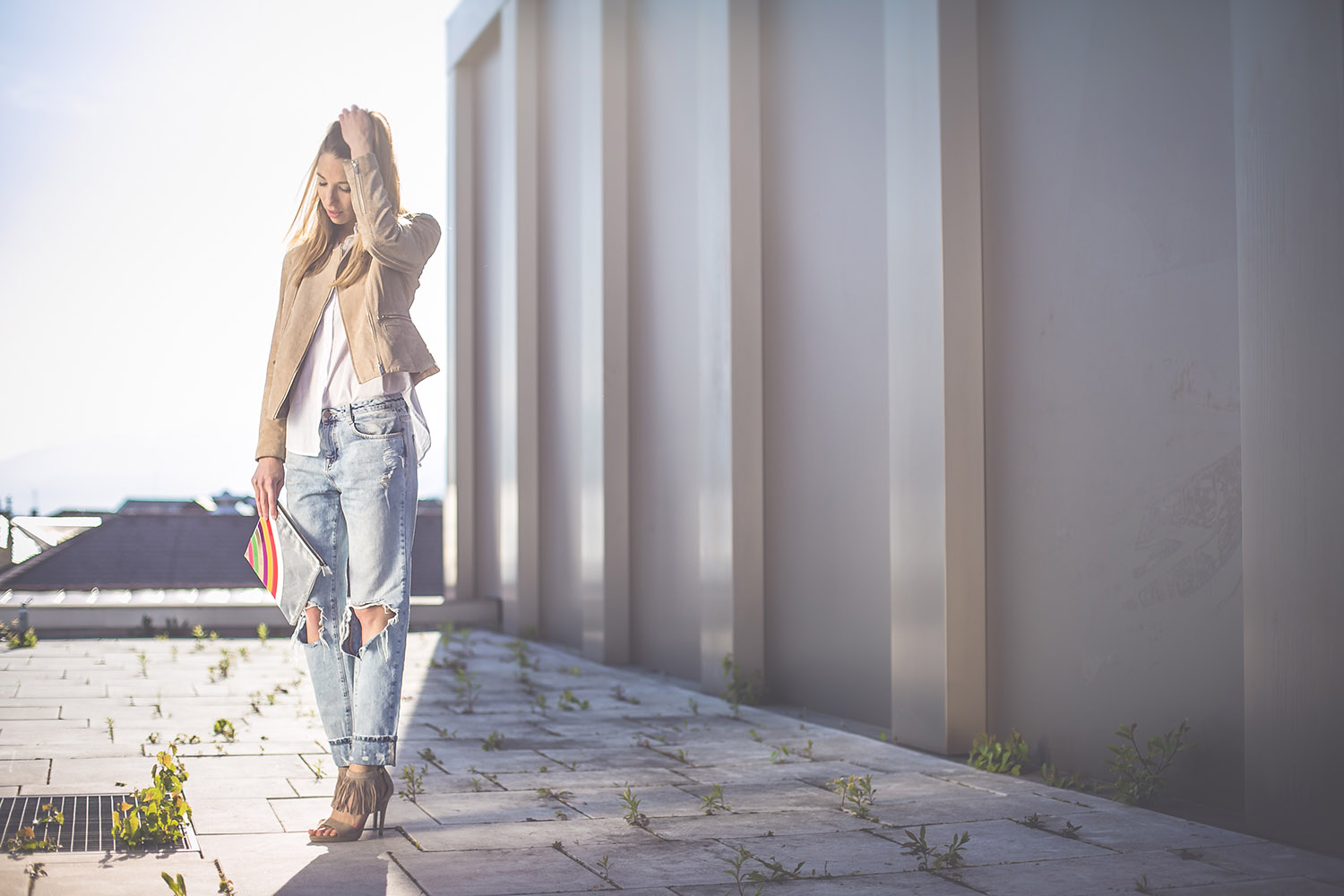 Ripped Boyfriend mit weißer Bluse und brauner Wildlederjacke, Dach Kaufhaus Tyrol, Fashionblog