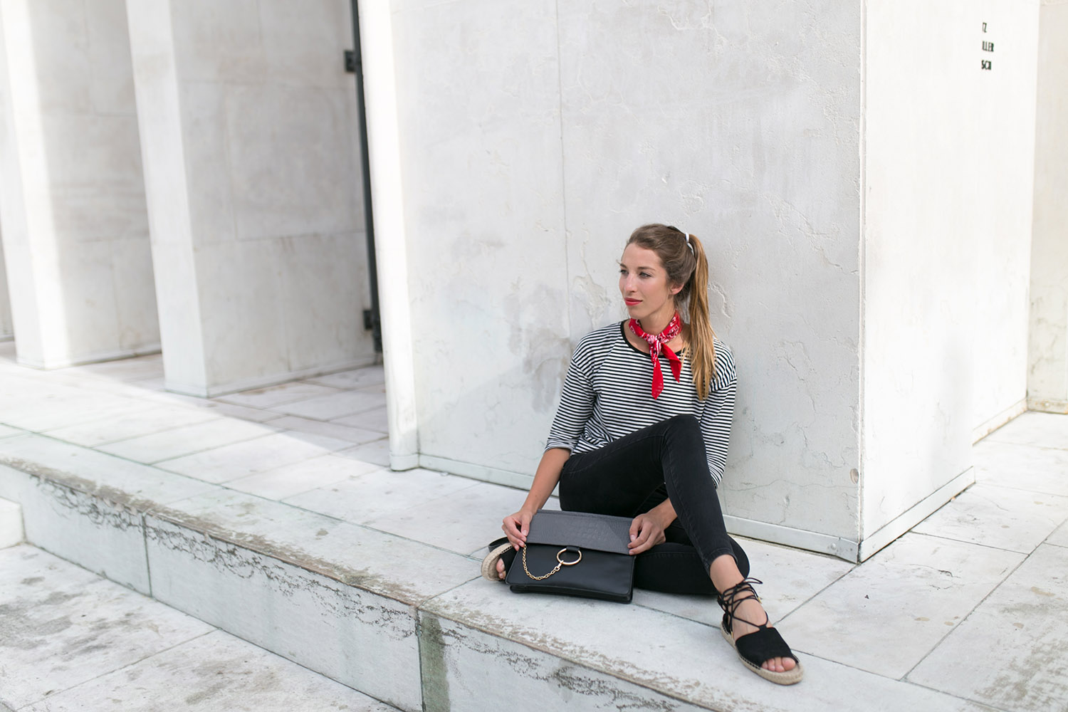 Bandana Tuch kombinieren, Streifen Shirt und Black Skinny Jeans Outfit