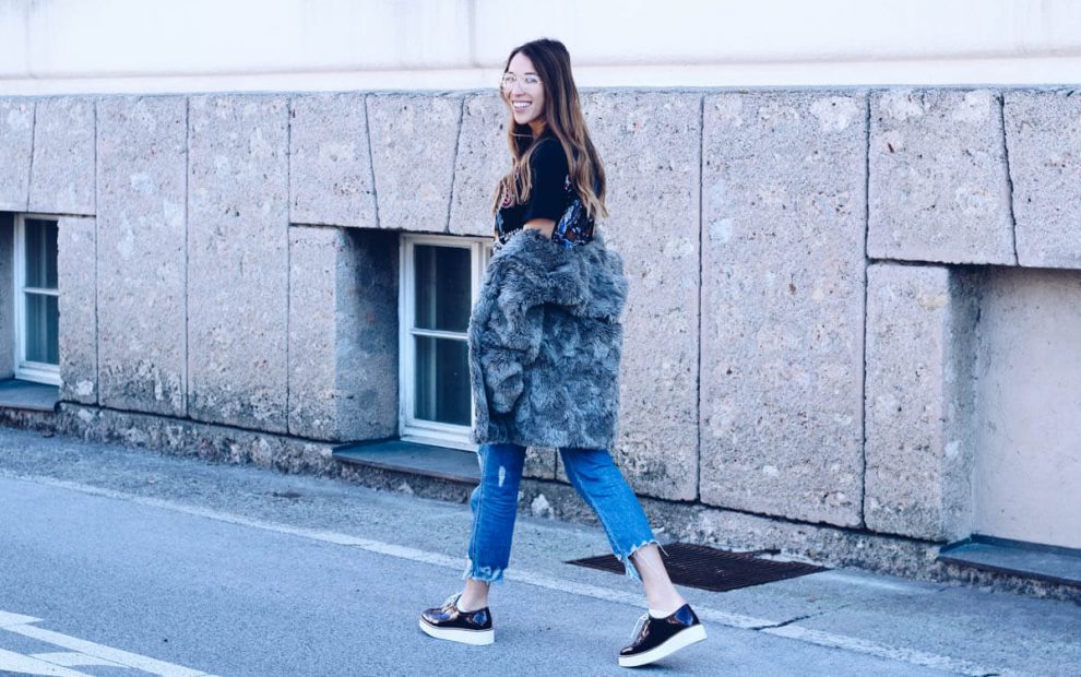 Nerd-Brille, Statement Piece, Bandshirt Rolling Stones, Fake Fur Mantel, Plateauschuhe von Mango