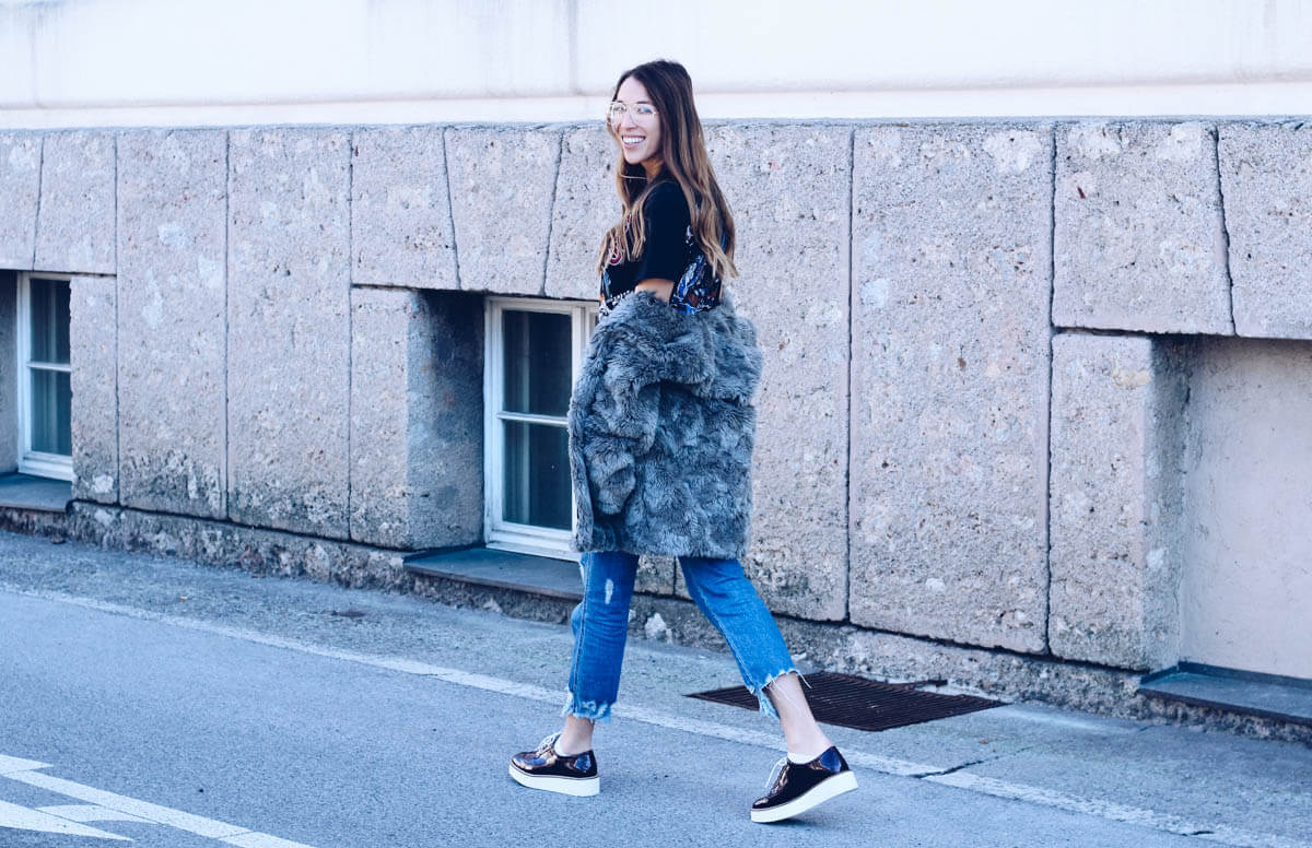 Nerd-Brille, Statement Piece, Bandshirt Rolling Stones, Fake Fur Mantel, Plateauschuhe von Mango