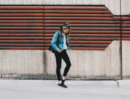 Bandana Tuch und Geek Brille, bequemer Look für den Tag, Basic Shirt und Denim Jeansjacke