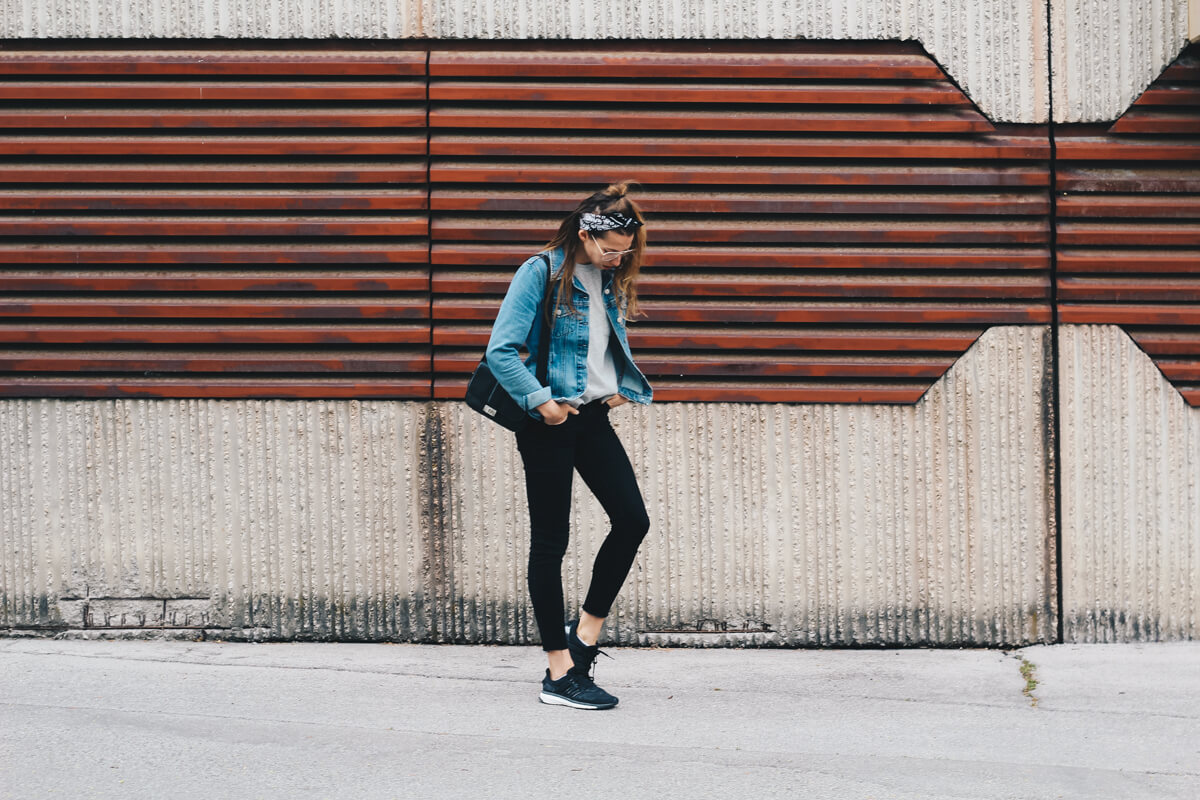 Bandana Tuch und Geek Brille, bequemer Look für den Tag, Basic Shirt und Denim Jeansjacke