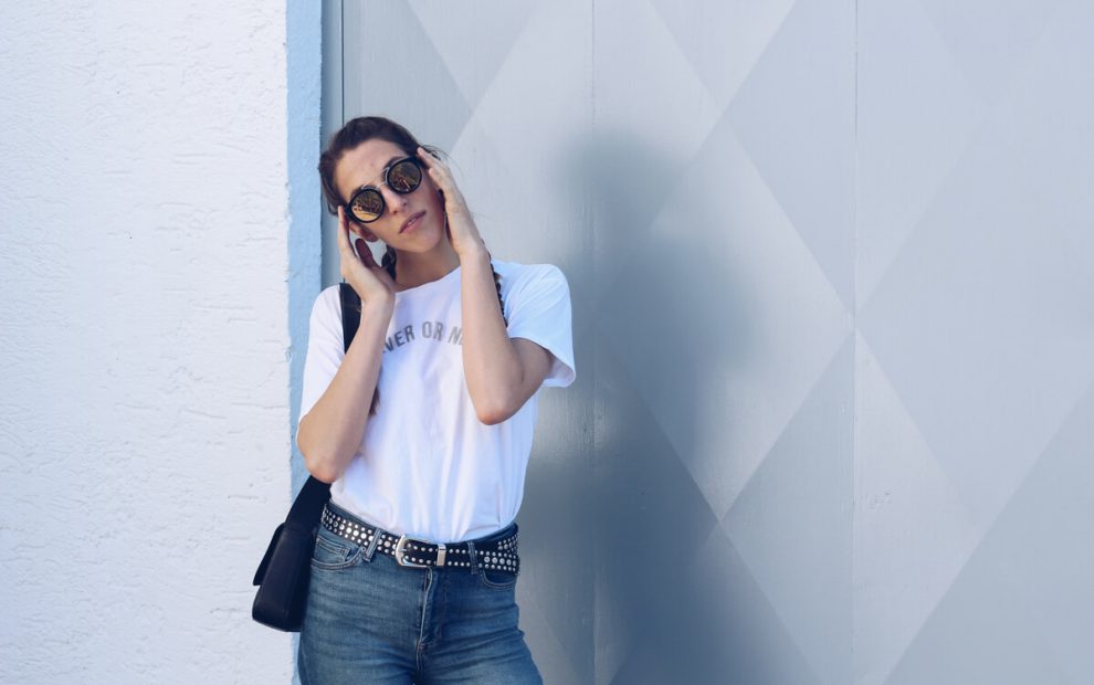 Outfit: Highwaist Jeans, Slogan Shirt und Aigner München Vintage Tasche