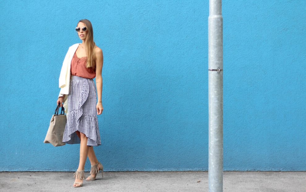 7 Styles: Karierter Volantrock von Mango mit weißem Blazer