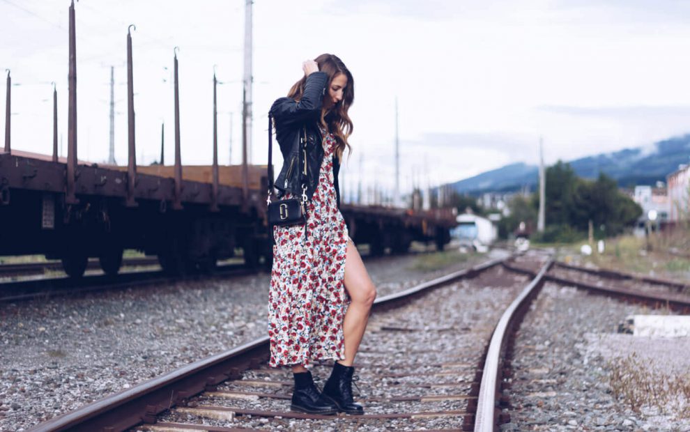 Outfit und Video: Flower Print Maxi Kleid, Dr. Martens und Marc Jacobs Bag