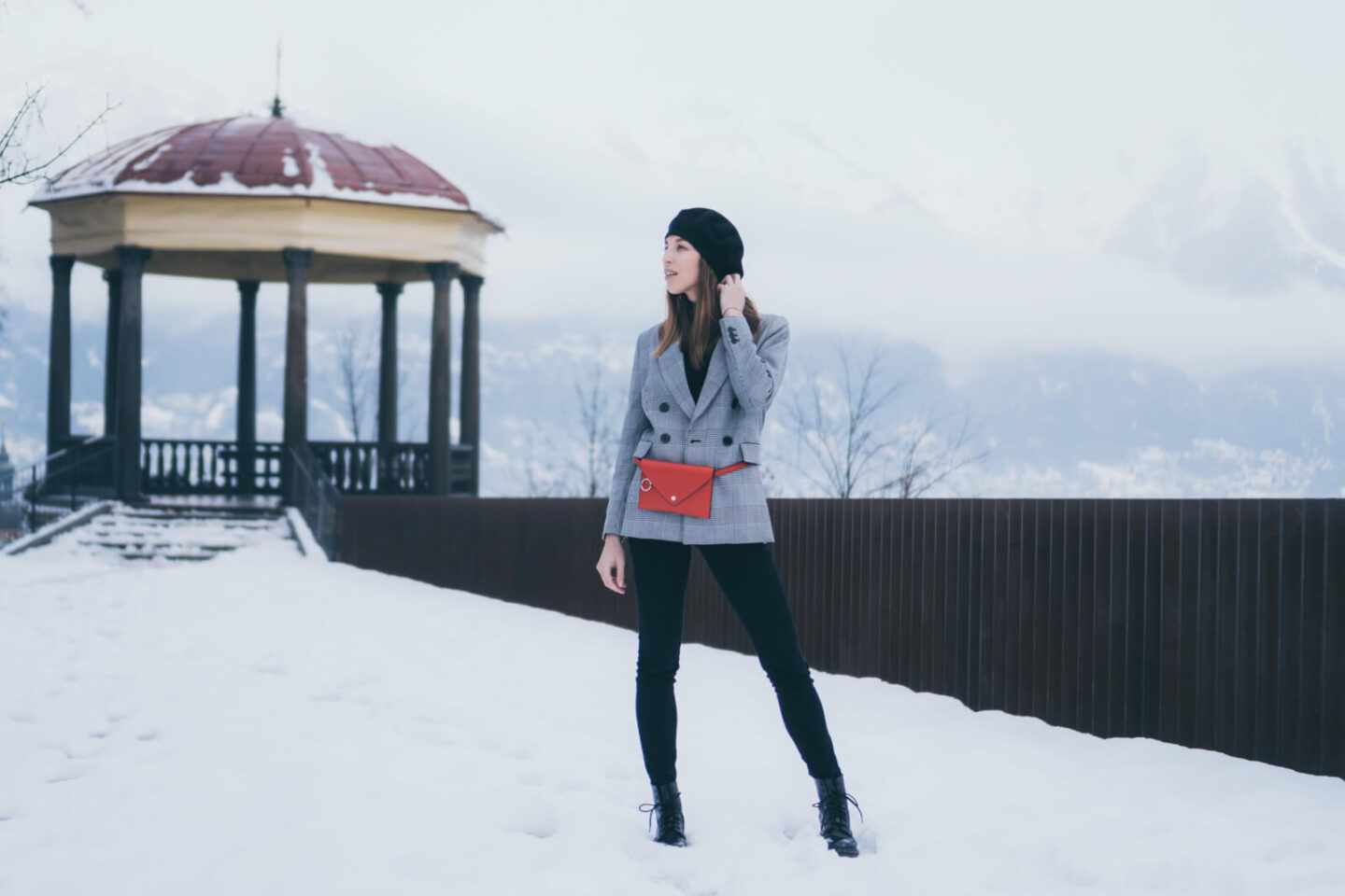 Outfit: Baskenmütze, rote Gürteltasche und Glencheck Blazer