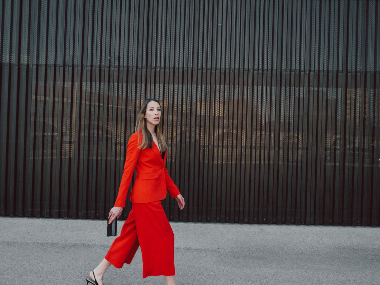 Outfit: Roter Hosenanzug, Lace Bra und Slingbacks