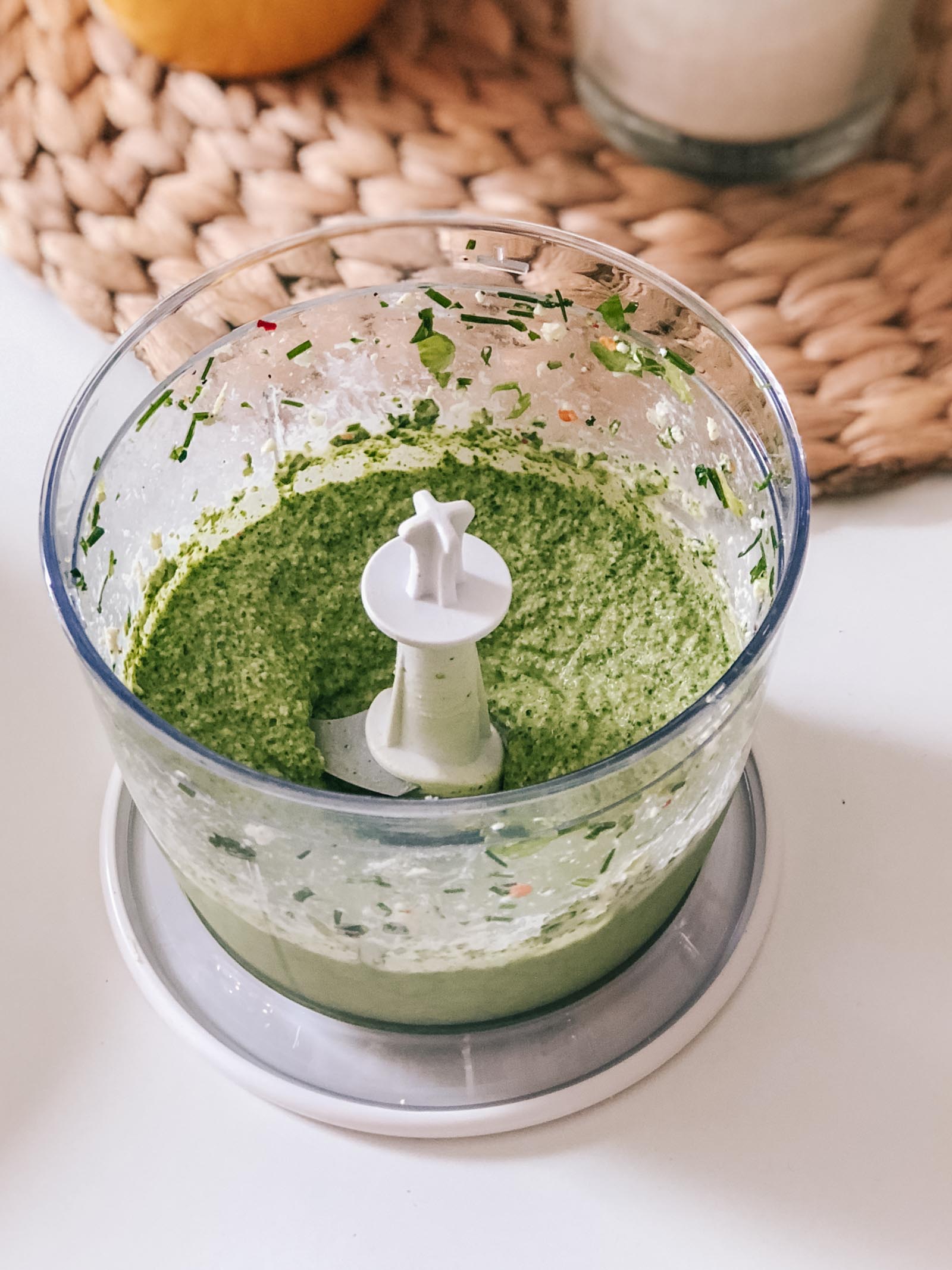 Einfaches und schnelles Basilikum Pesto Rezept, Chilli, Käse, Knoblauch in die Küchenmaschine 