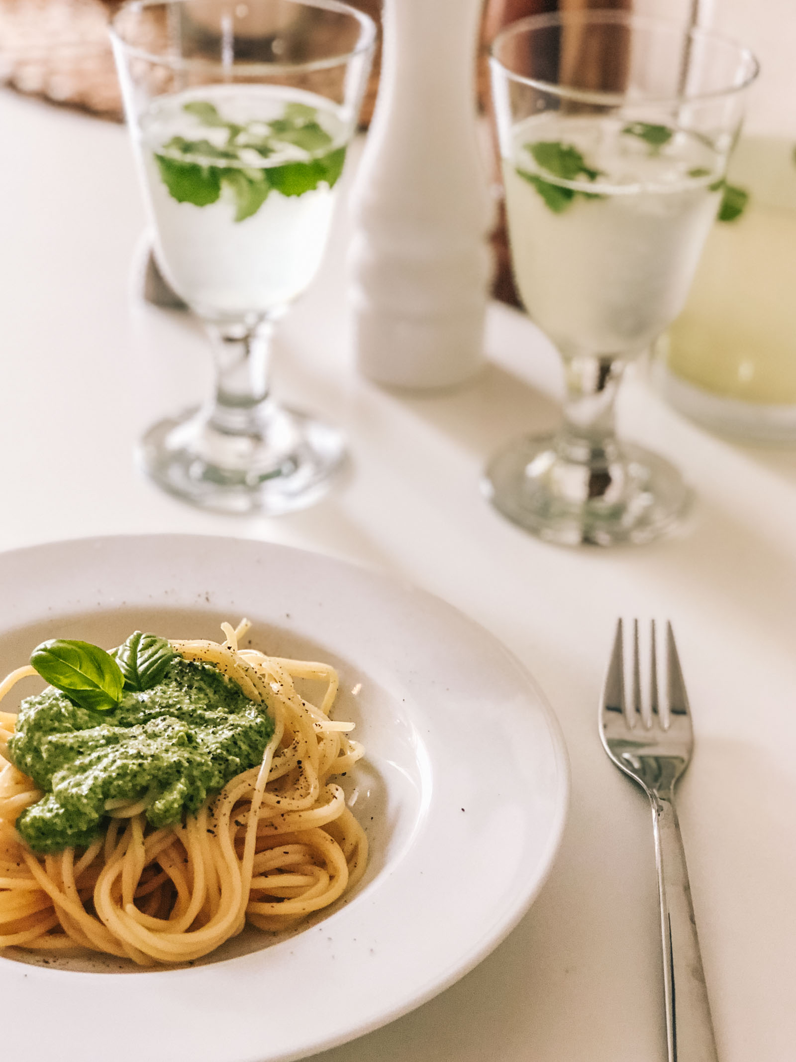 Einfaches und schnelles Basilikum Pesto Rezept, Chilli, Käse, Knoblauch in die Küchenmaschine 