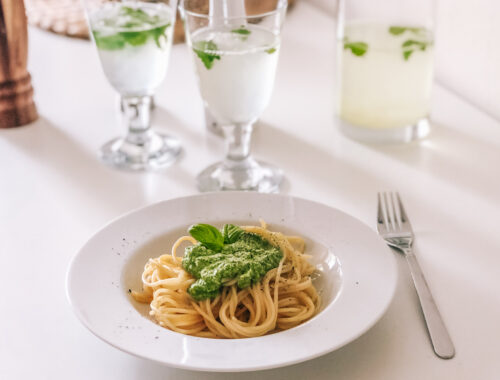 Einfaches und schnelles Basilikum Pesto Rezept, Chilli, Käse, Knoblauch in die Küchenmaschine