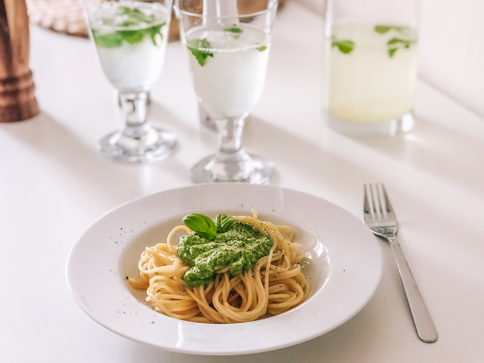 Einfaches und schnelles Basilikum Pesto Rezept, Chilli, Käse, Knoblauch in die Küchenmaschine