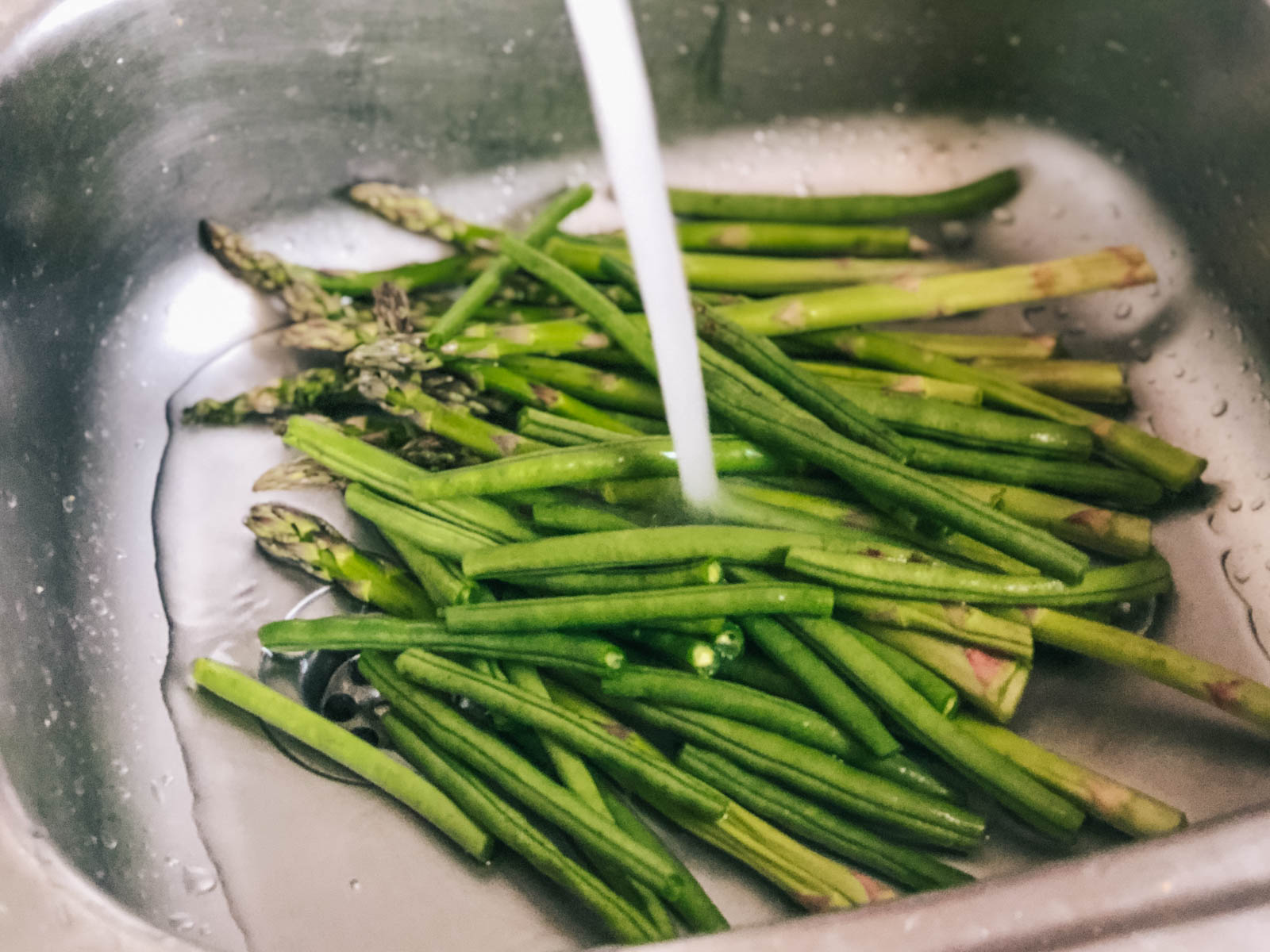 Einfach und schnell: Rezept Sommersalat mit grünem Spargel und Bohnen