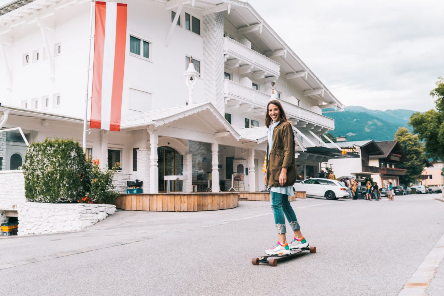 Wandern auf die Riederer Hochalm im Zillertal, Longboarden vor dem Pop Down Hotel