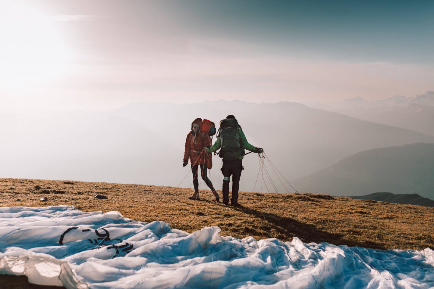 Wandern: Sonnenaufgang auf der Nockspitze (Saile) über die Axamer Lizum; Stefan beim Start mit dem Paragleiter; 